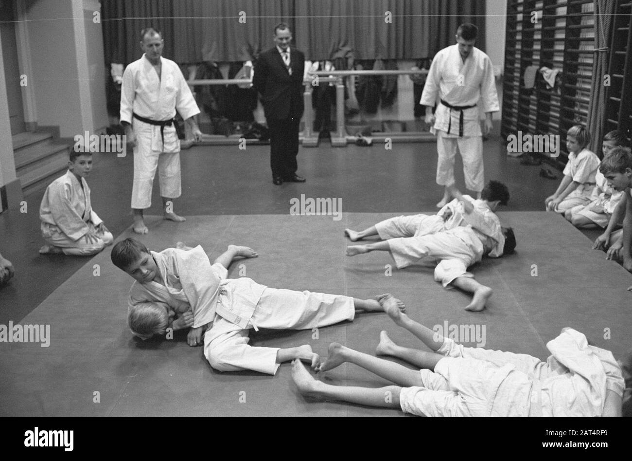 Juvoles À L'École Primaire D'Amsterdam Date : 13 Novembre 1961 Lieu : Amsterdam, Noord-Holland Mots Clés : Judo, Cours, Écoles Banque D'Images