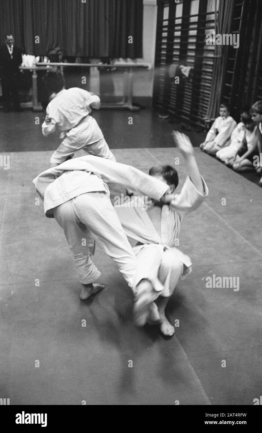 Juvoles À L'École Primaire D'Amsterdam Date : 13 Novembre 1961 Lieu : Amsterdam, Noord-Holland Mots Clés : Judo, Cours, Écoles Banque D'Images