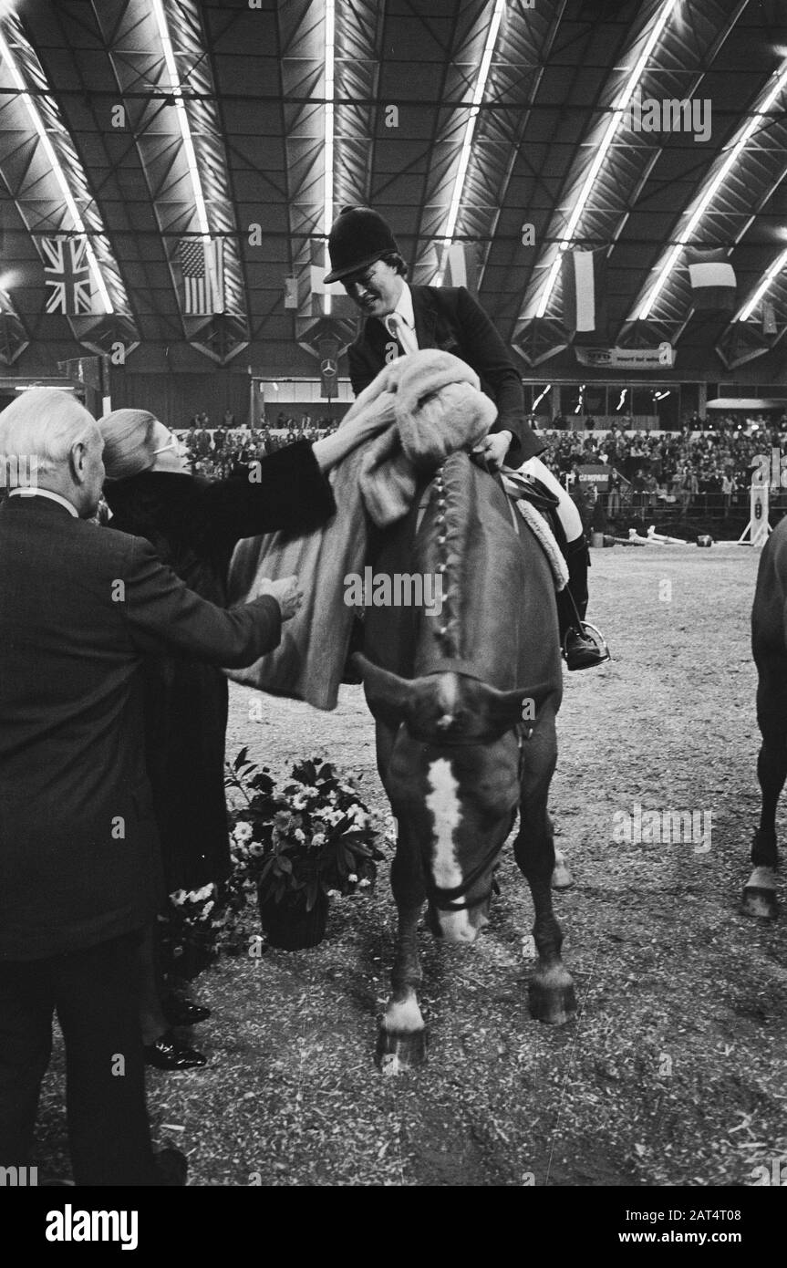 Saut à Amsterdam; won mink coat Date: 26 novembre 1976 mots clés: Concours Banque D'Images