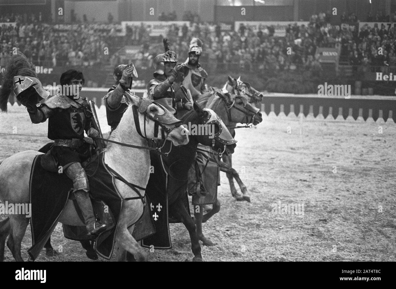 Saut à Amsterdam, équipe de cascades les Chevaliers exécute le jouting médiéval à Date: 29 octobre 1971 lieu: Amsterdam, Noord-Holland Banque D'Images