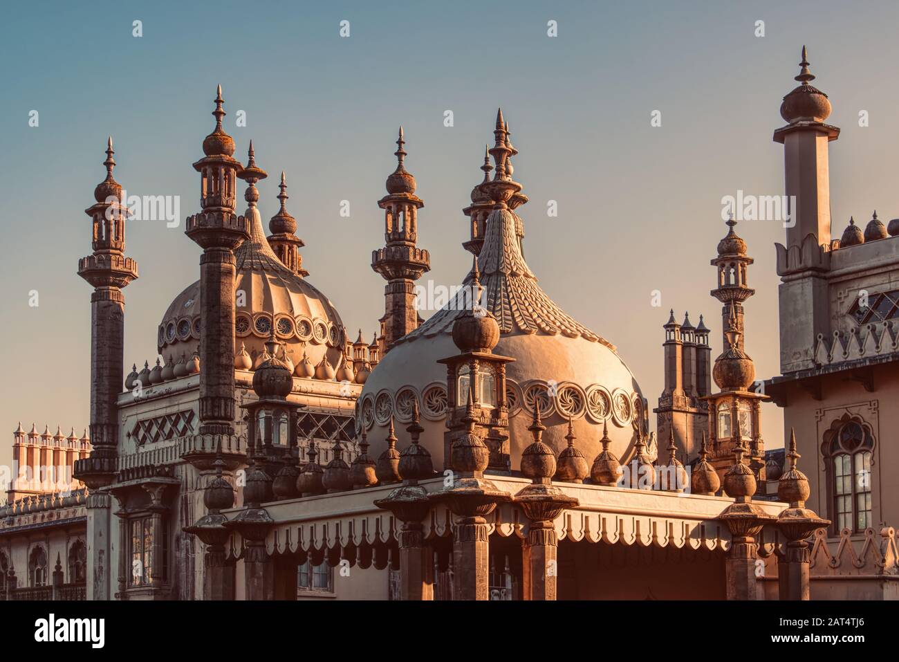 Brighton Pavilion, Le Pavillon Royal À Brighton, Royaume-Uni. Coupoles d'oignon et minarets sur le toit. Architecture de style indien et point de repère majeur. Banque D'Images