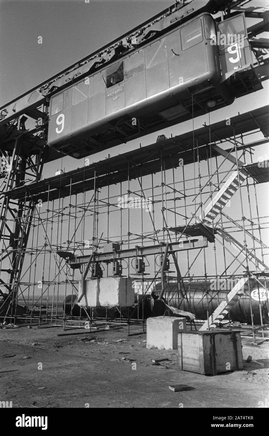 Téléphérique à Hellevoetsluis dans la région de Delta pour fermer le Rak de Scheelhoek. Le téléphérique avec (à droite) un des gondoles, qui doit être les blocs de béton au-dessus du trou Date: 6 novembre 1969 lieu: Helleveetsluis Banque D'Images