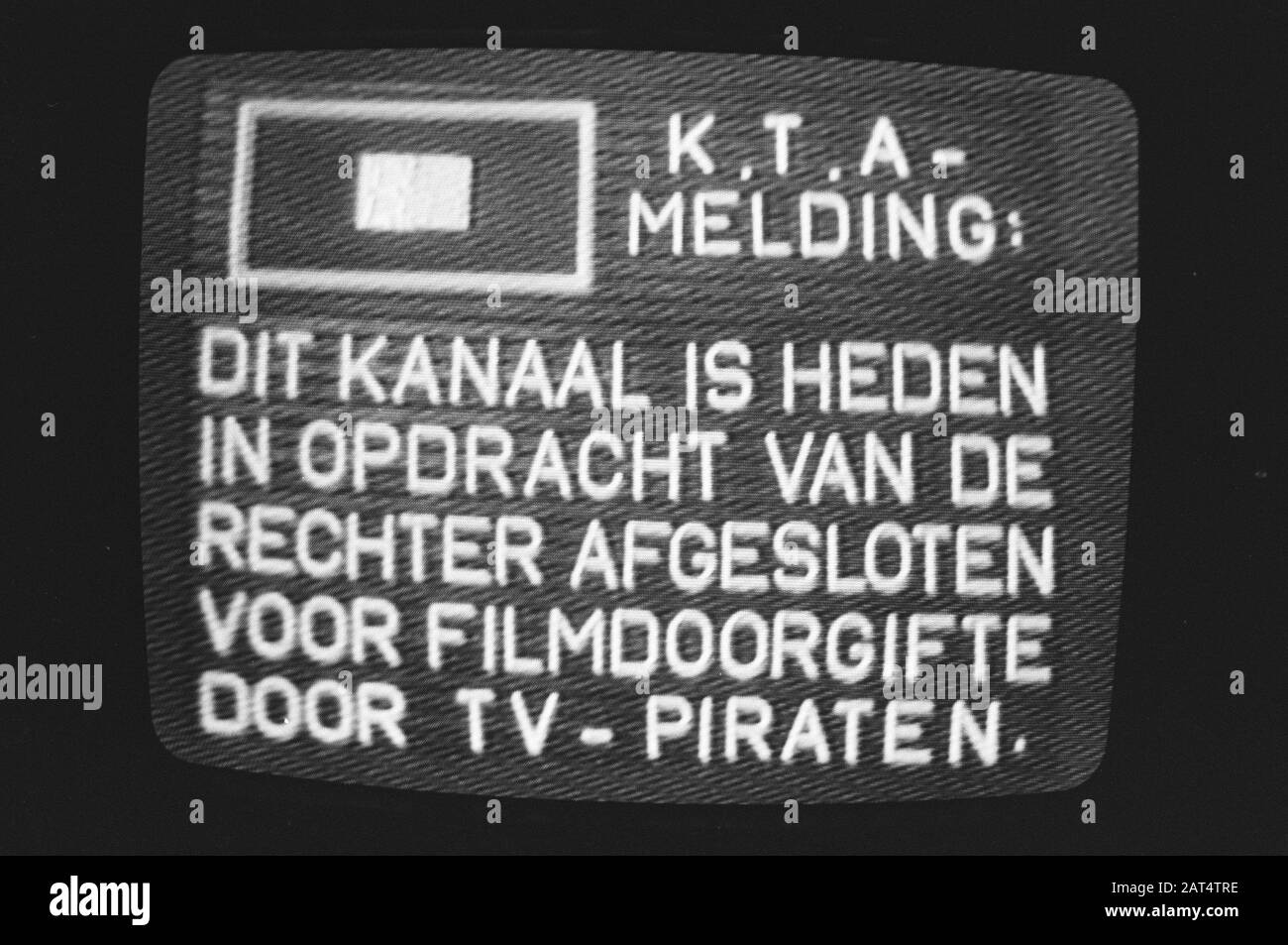 Signe de communication de KTA (Kabel Television Amsterdam) qui apparaît lorsqu'une chaîne est fermée pour la télévision par câble pirate, la transmission, la fermeture, la télévision locale Date: 8 octobre 1981 lieu: Amsterdam, Noord-Holland mots clés: Fermeture, retransmission, télévision par câble, télévision locale Banque D'Images