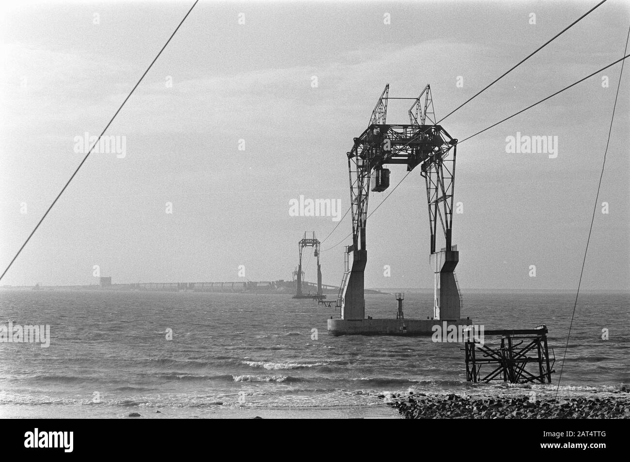 Téléphérique à Hellevoetsluis dans la région de Delta pour fermer le Rak de Scheelhoek. Le téléphérique avec (à droite) un des gondoles, qui doit être les blocs de béton au-dessus du trou Date: 6 novembre 1969 lieu: Helleveetsluis Banque D'Images