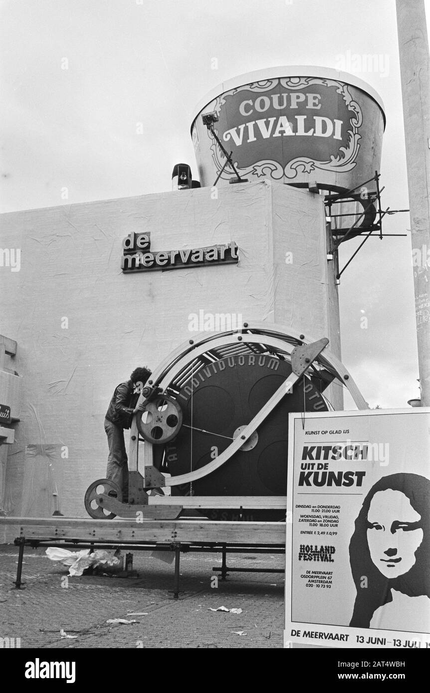 Manifestation Kitsch dans l'art/l'art sur glace de verre à Meervaart à Amsterdam sous Holland Festival Building largement mural Date: 12 juin 1981 lieu: Amsterdam, Noord-Holland mots clés: Bâtiments, événements Nom personnel: Meervaart, L'institution nom: Holland Festival Banque D'Images