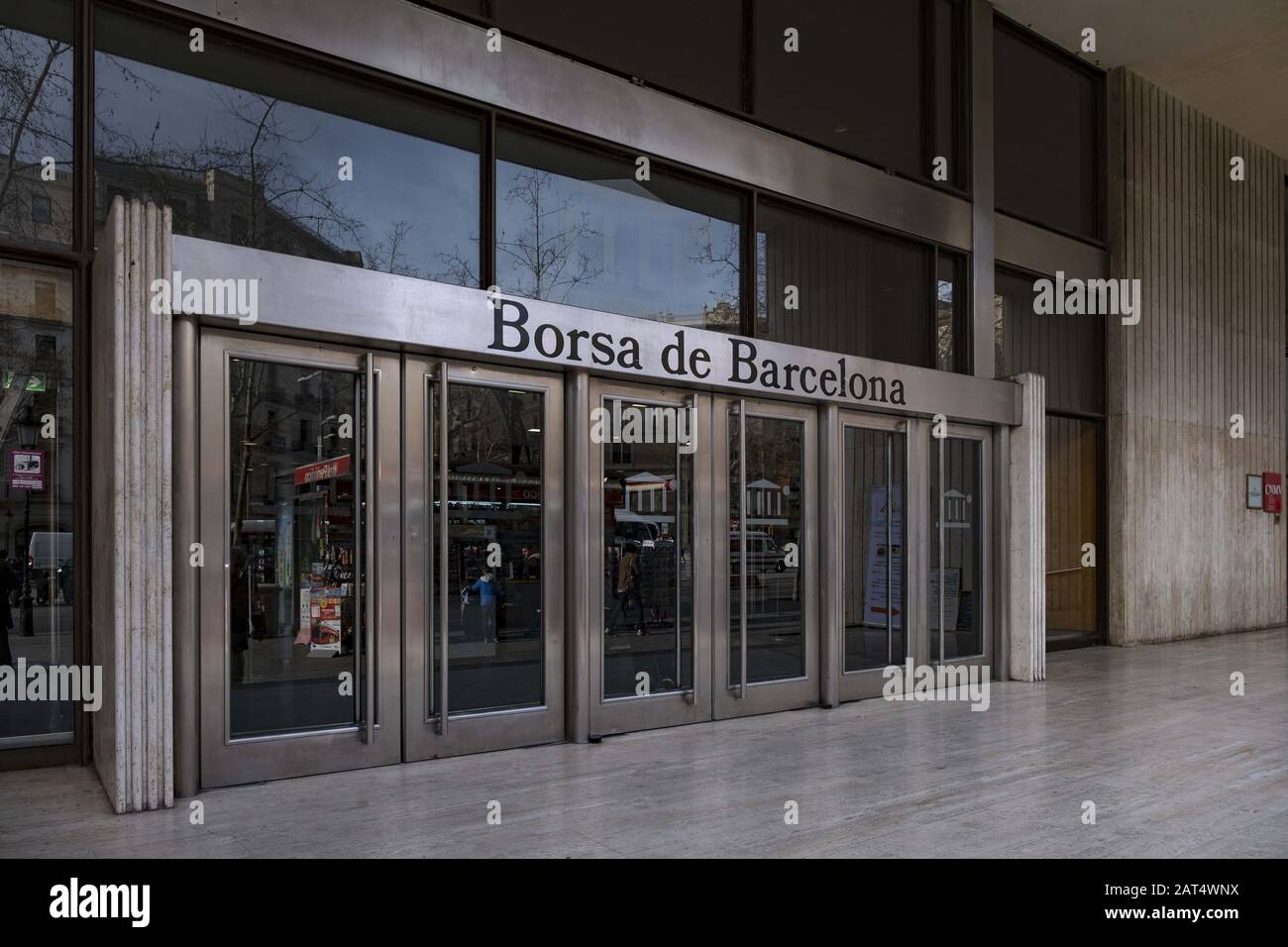 Barcelone, Espagne. 30 janvier 2020. La porte principale et le logo de la Bourse de Barcelone sont visibles à Passeig de grícia.les institutions financières espagnoles sont forcées d'accélérer leurs plans de restructuration et d'entreprendre des fusions en raison des taux d'intérêt négatifs en vigueur dans l'Union européenne. Crédit: Paco Freire/Sopa Images/Zuma Wire/Alay Live News Banque D'Images