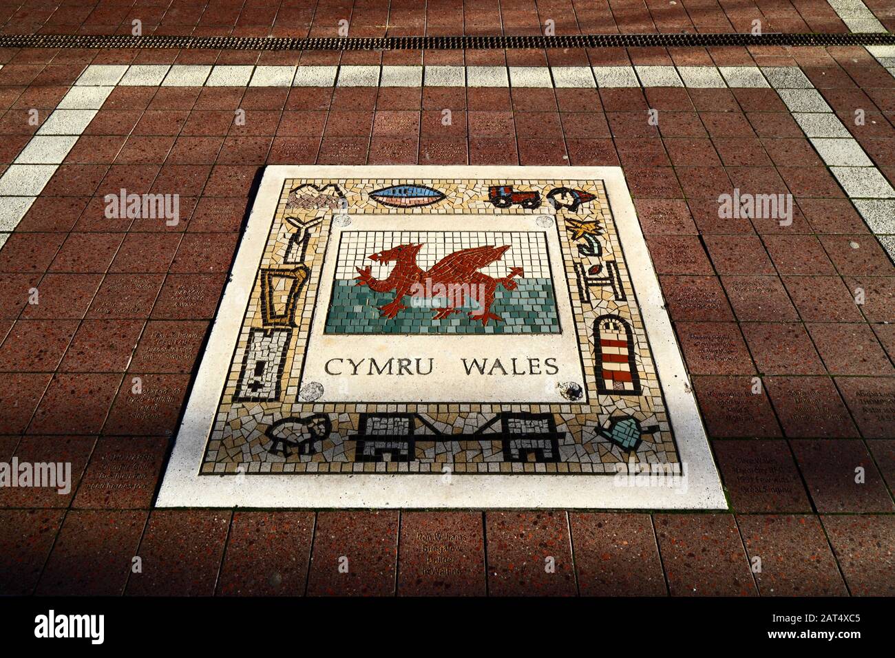 Mosaic Welsh drapeau sur Millennium Walk à côté du Millennium Stadium, Cardiff, Pays de Galles, Royaume-Uni Banque D'Images