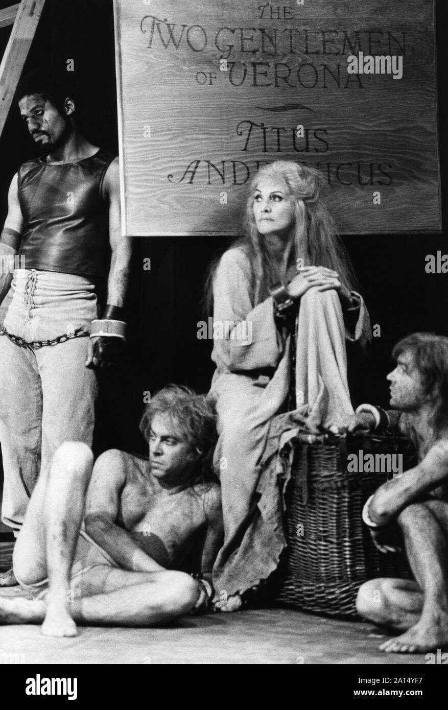 Hugh Quarshie (Aaron), Roger Allam (Demetrius), Sheila Hancock (Tamora) et Colin Tarrant (Chiron) à TITITUS ANDRONICUS par Shakespeare dirigé par John Barton pour la Royal Shakespeare Company (RSC) à Stratford-upon-Avon en 1981. Sheila Hancock, actrice et auteure anglaise, née en 1933. A décerné une OBE en 1974 et une CBE en 2011. Banque D'Images