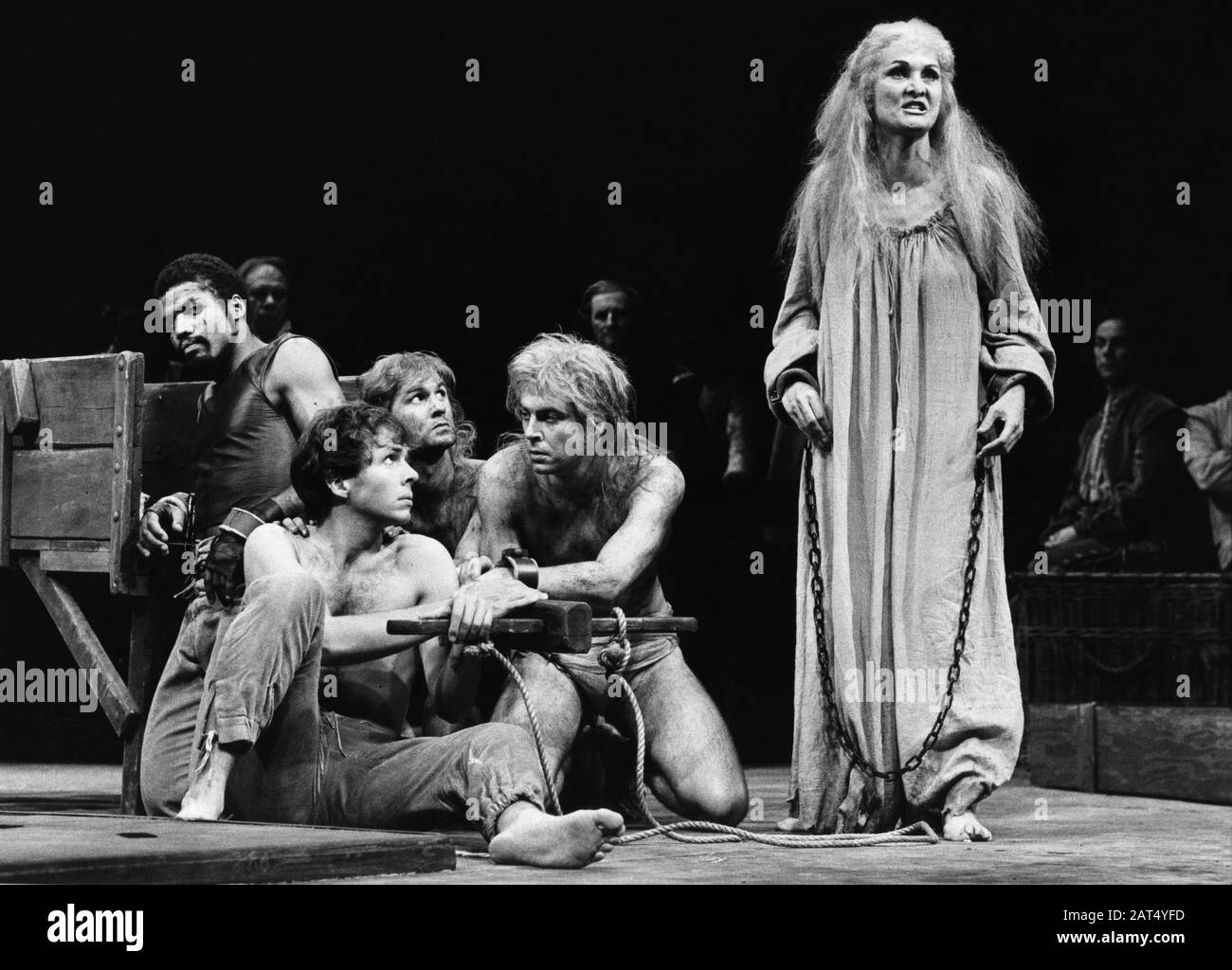 Hugh Quarshie (Aaron), Peter Chelsom (Alarbus), Colin Tarrant (Chiron), Roger Allam (Demetrius) et Sheila Hancock (Tamora) à TITUS ANDRONICUS par Shakespeare dirigé par John Barton pour la Royal Shakespeare Company (RSC) à Stratford-upon-Avon en 1981. Sheila Hancock, actrice et auteure anglaise, née en 1933. A décerné une OBE en 1974 et une CBE en 2011. Banque D'Images