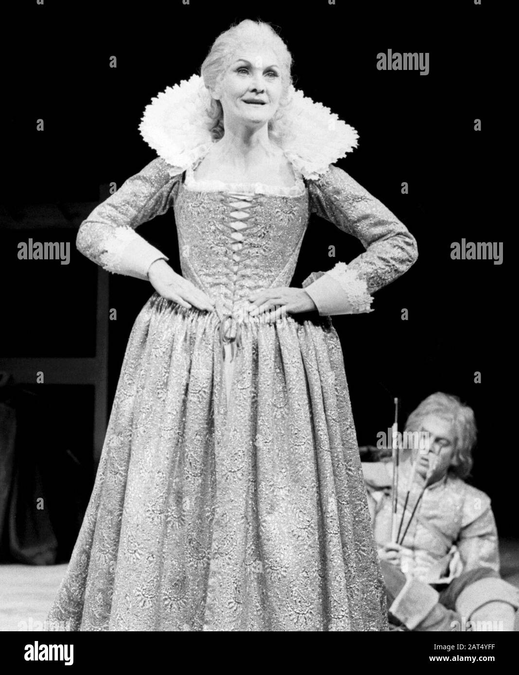 Sheila Hancock (en tant que Tamora) à TITUS ANDRONICUS par Shakespeare dirigé par John Barton pour la Royal Shakespeare Company (RSC) à Stratford-upon-Avon en 1981. Sheila Hancock, actrice et auteure anglaise, née en 1933. A décerné une OBE en 1974 et une CBE en 2011. Banque D'Images