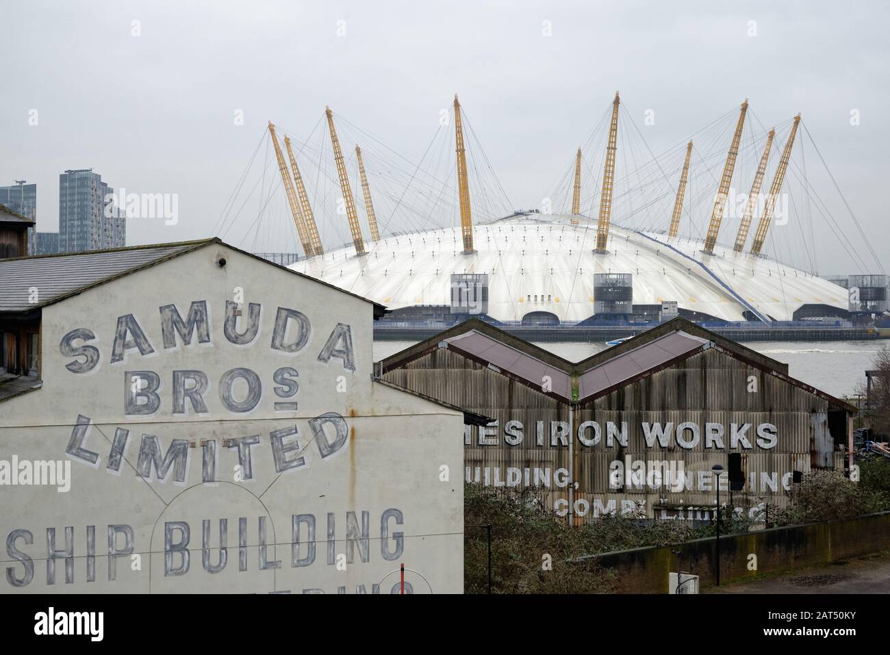 Vue sur le London Dome, l'°2, en face de la Tamise depuis Canning Town East London England UK Banque D'Images