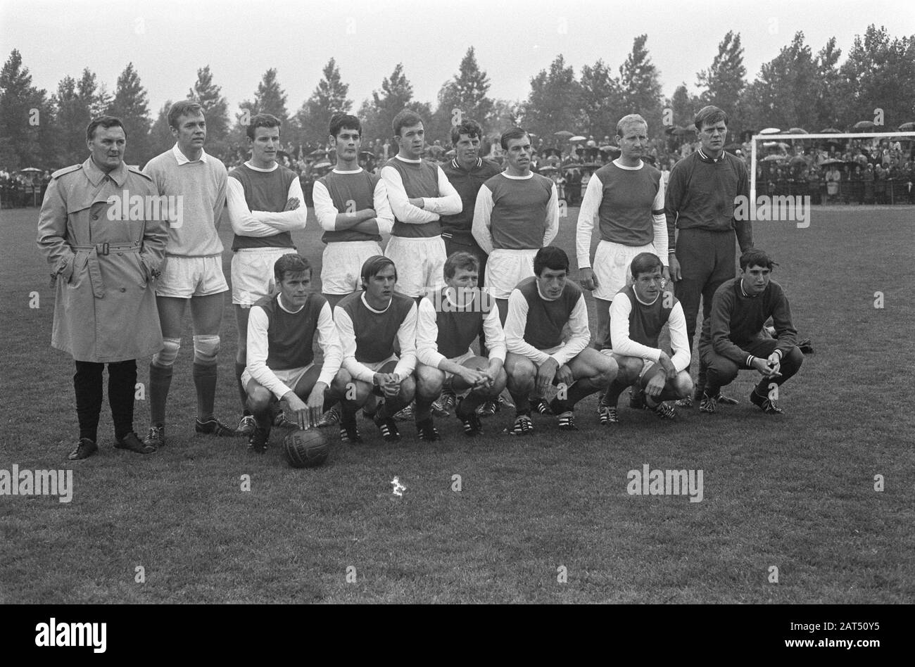 Championnat Dimanche-Amateurs. DCG-UVS 2-3. Team Dcg: Pelser, The Empire, Kramer, Mel, Bosma, Roels, King, Groot, Koekenbier, Pelsma, Mulder, Hekman, Spiekerman, Forever, Vereuvel Date: 6 Juillet 1968 Lieu: Amsterdam Mots Clés: Équipes, Sports, Football Banque D'Images