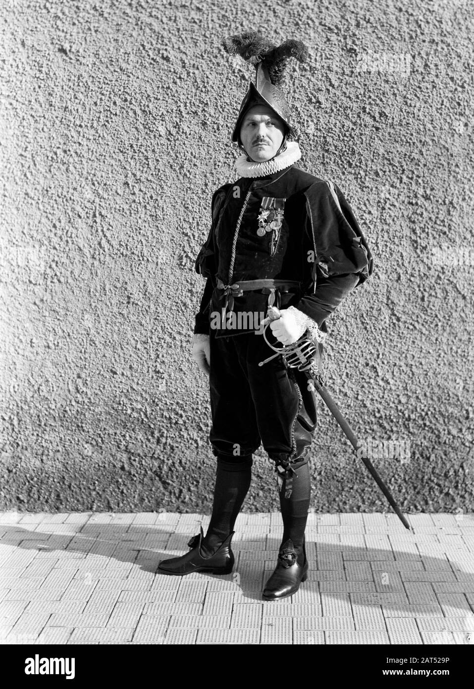 Rome: La Garde suisse papale du Vatican le capitaine Umberto Aebischa pose en petit gala Date: Décembre 1937 lieu: Italie, Rome, Vatican mots clés: Casques, soldats, uniformes, armes Nom personnel: Aebischa, Umberto Banque D'Images