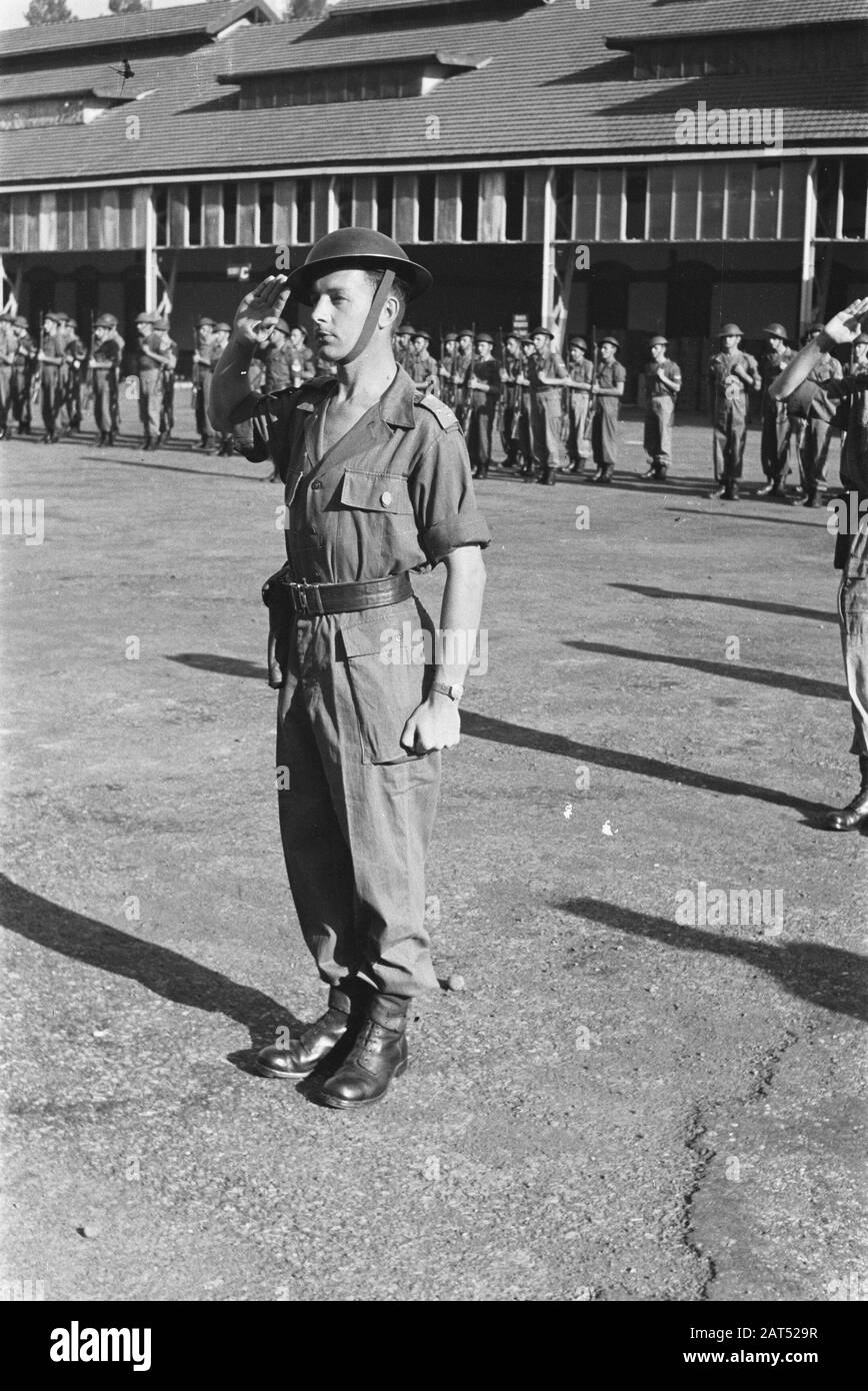 Don Du Lion De Bronze Au Capitaine Marijs Capitaine Marijs Salue Date : Juillet 1947 Lieu : Indonésie, Antilles Néerlandaises De L'Est Banque D'Images