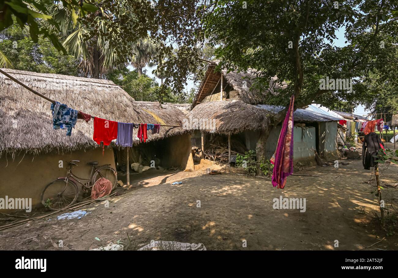Village rural indien avec vue sur les huttes de boue et la route de village non pavée près de Bolpur Bengale Ouest Banque D'Images