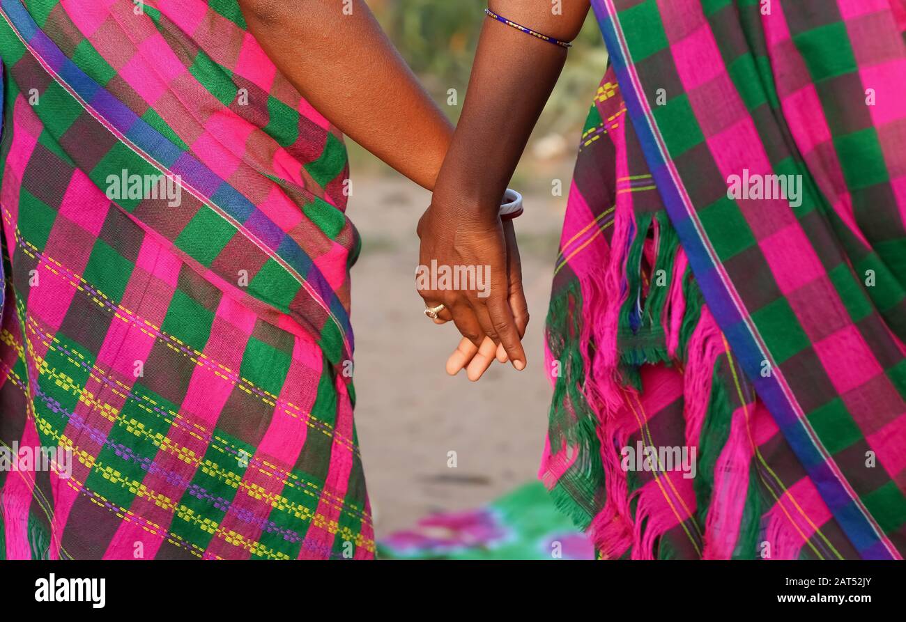 Des femmes tribales se tenant les mains pendant une danse folklorique traditionnelle à Bolpur, Bengale de l'Ouest, en Inde Banque D'Images