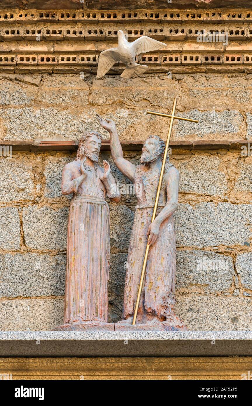 Figures de Jésus et de Saint Jean-Baptiste, entrée à l'Eglise  Saint-Jean-Baptiste, église de la place de la République, à Porto-Vecchio,  Corse, France Photo Stock - Alamy