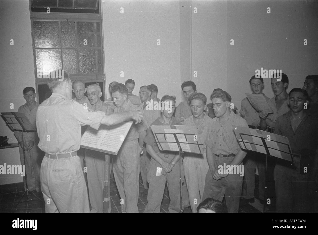 Christmas Postweg/Catholic Church Service culte catholique dans un théâtre ou un cinéma. Chœur Des Hommes Date : 2 Décembre 1946 Lieu : Bogor, Indonésie, Antilles Néerlandaises De L'Est Banque D'Images