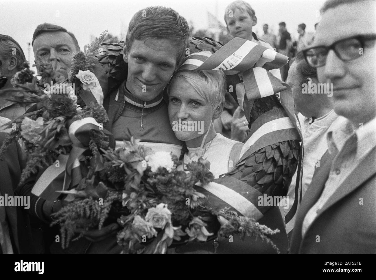 Championnats amateurs de cyclisme sur la route, sur le circuit Adsteeg près de Beek dans Limbourg Kati Hage (championne Ladies) et Ben Janfrères dans une couronne Date: 20 juillet 1969 lieu: Limbourg mots clés: Amateurs, sports, compétitions, cyclisme Nom personnel: Hage, Kati, Janfrères, Ben Banque D'Images