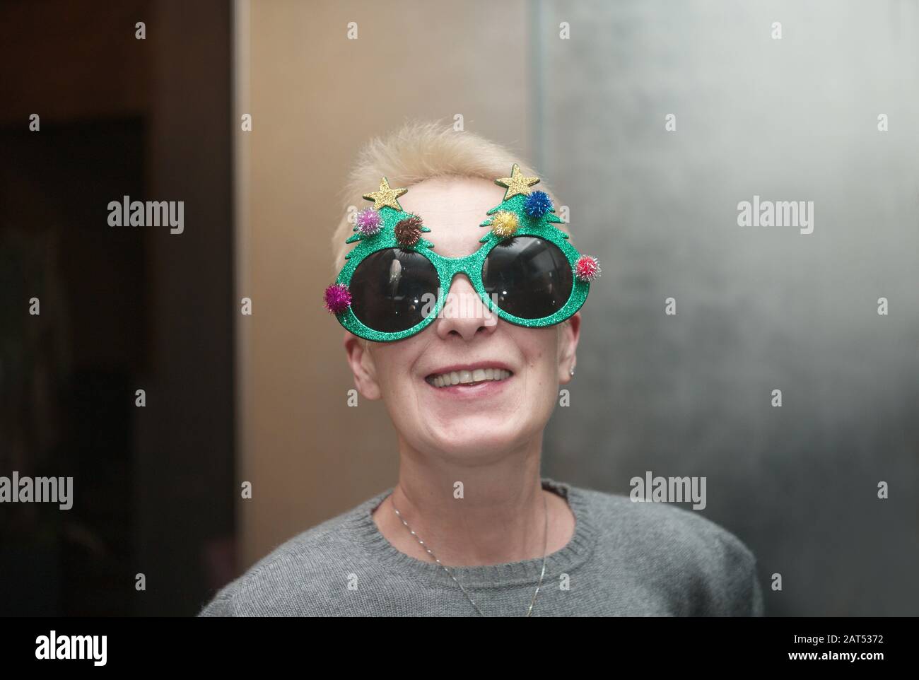 Portrait d'une femme avec un sourire toothy portant des lunettes drôles Banque D'Images