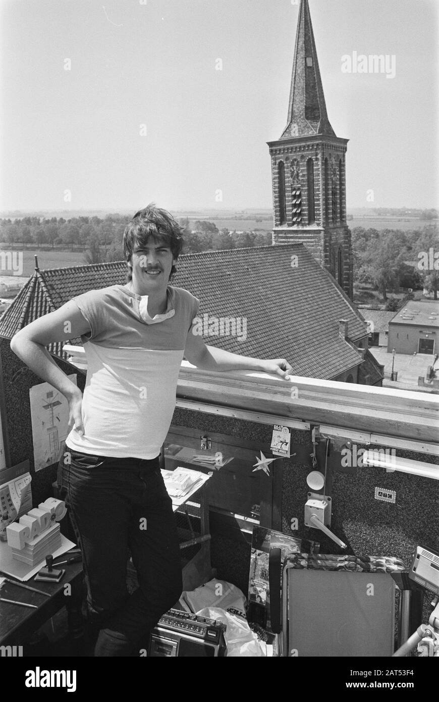 Record du monde poste assis sur 400 jours apporté par Kees Scheffers de Stolwijk Kees Scheffers dans sa maison polaire Date: 7 juin 1983 lieu: Stolwijk, Zuid-Holland mots clés: Pile logements, records du monde Nom personnel: Scheffers, Kees Banque D'Images