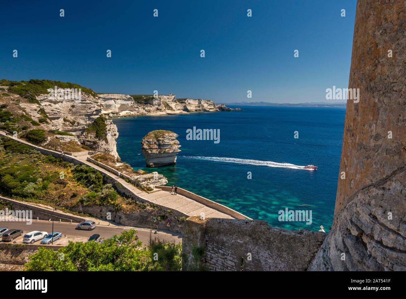 Falaises de calcaire au-dessus du détroit de Bonifacio, bateau de visite, vue de Bastion de l'Etendard, à Citadelle à Bonifacio, Corse-du-Sud, Corse, France Banque D'Images