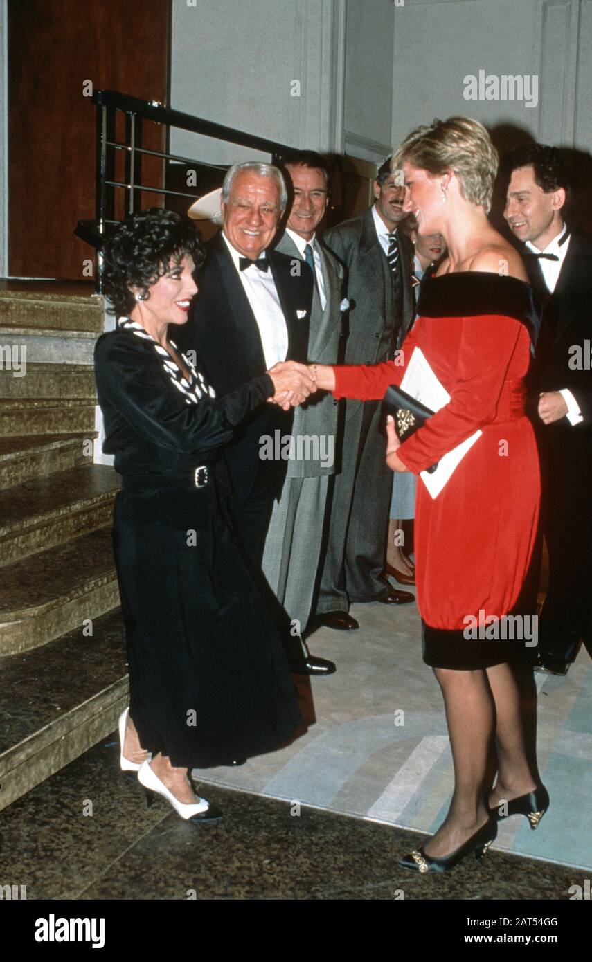 Joan Collins et HRH Princess Diana se rencontrent lors d'une représentation caritative de « Private Lives » à Londres, en Angleterre, 1990 Banque D'Images