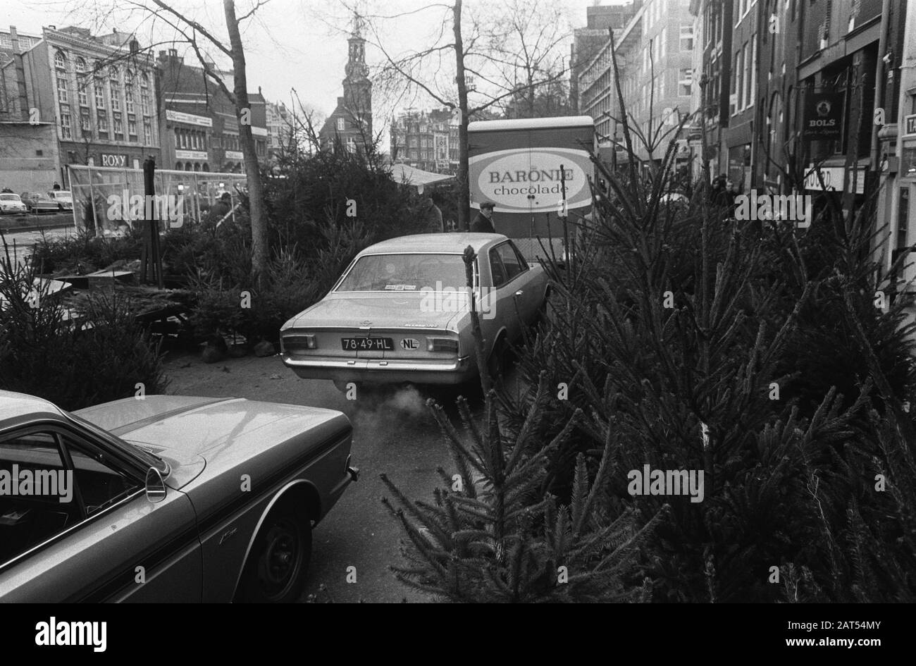 Marché des arbres de Noël à Singel Amsterdam Date: 22 décembre 1969 lieu: Amsterdam, Noord-Holland mots clés: Arbres de Noël, marchés Banque D'Images
