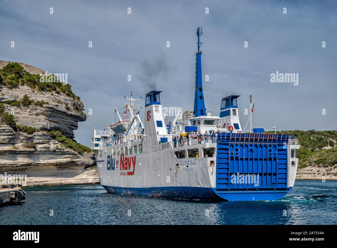Mme Ichnusa, ferry venant de Santa Teresa Gallura, Sardaigne, approchant de la Gare maritime au port, à Bonifacio, Corse-du-Sud, Corse, France Banque D'Images