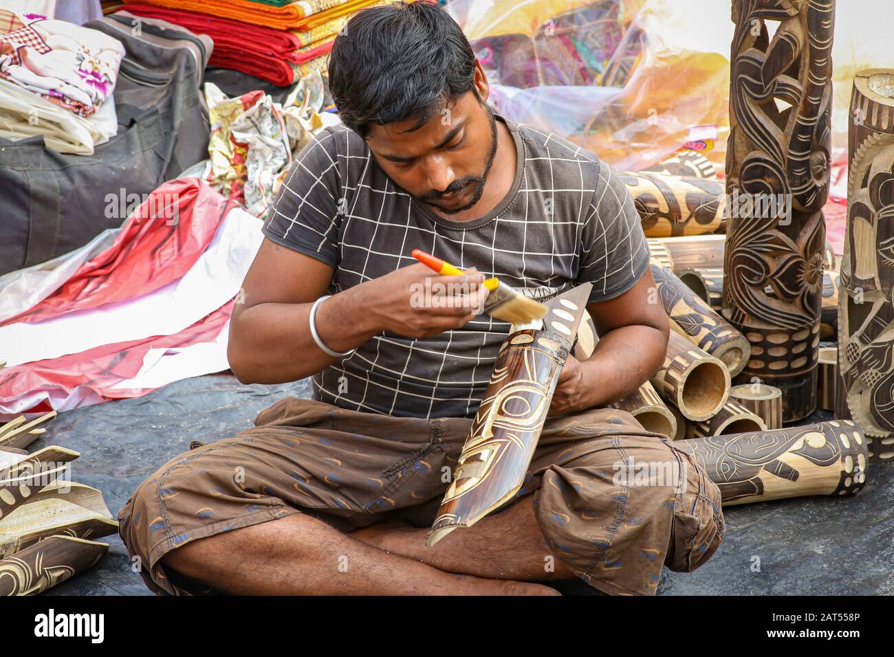 Artiste masculin faisant de la peinture sur des objets artisanaux faits à la main à un tarif artisanal à Kolkata, en Inde Banque D'Images