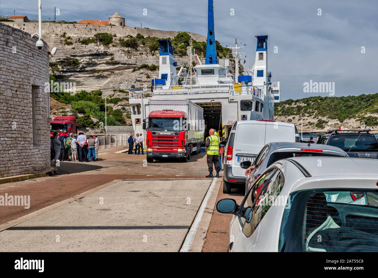 Voitures en attente d'entrer dans MS Ichnusa, ferry venant de Santa Teresa Gallura, Sardaigne, amarré à la Gare Maritime au port de Bonifacio, Corse, France Banque D'Images