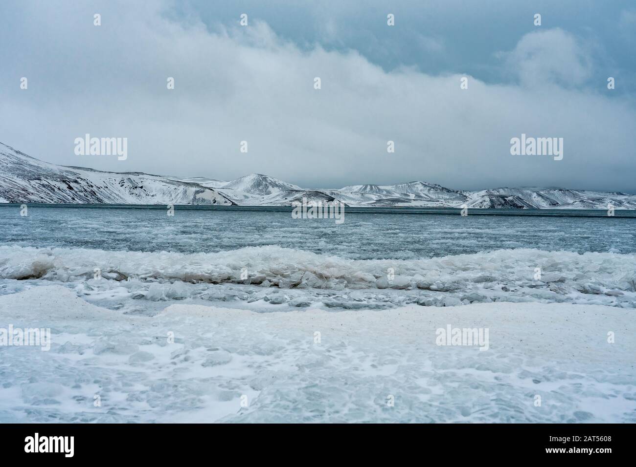 Vagues congelées sur le lac Kleifarvatn dans la péninsule de Rekjanes en Islande Banque D'Images