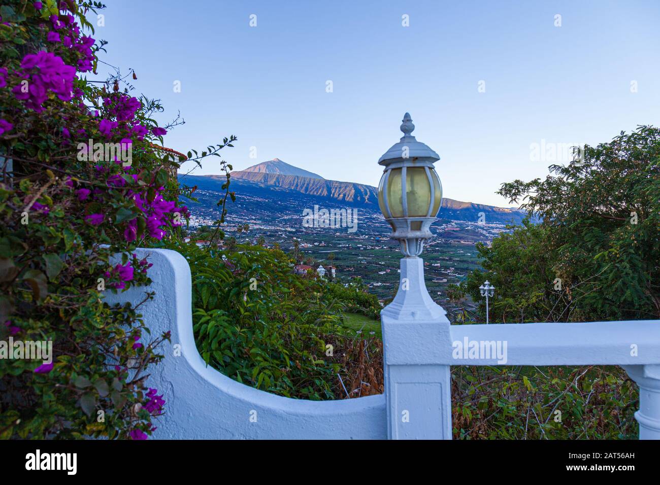 Vue sur le mont tiede depuis le balcon de la villa Orotava Valley tenerife îles canaries espagne Banque D'Images