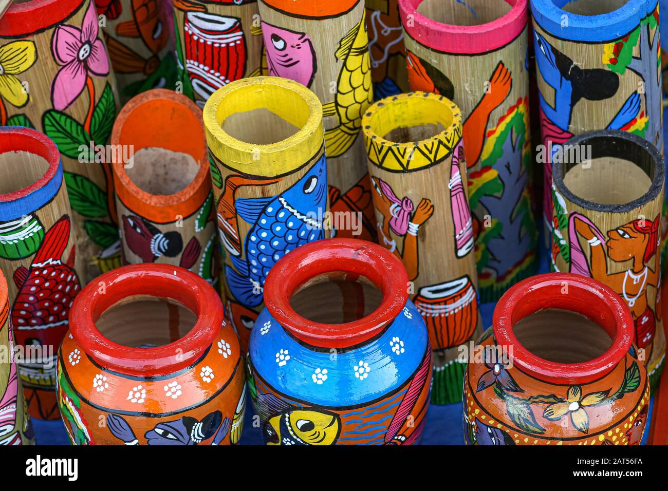 Vase et porte-stylet faits à la main avec des œuvres d'art exposées à la vente à un tarif artisanal à Kolkata Banque D'Images