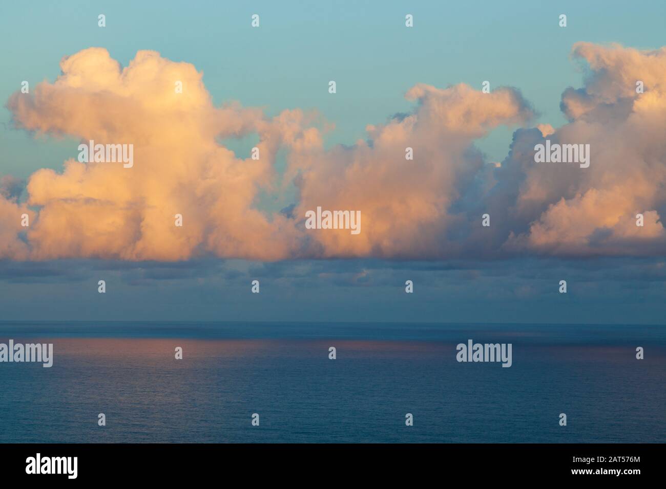 nuages au-dessus de l'océan atlantique qui captent le soleil tôt le matin Banque D'Images