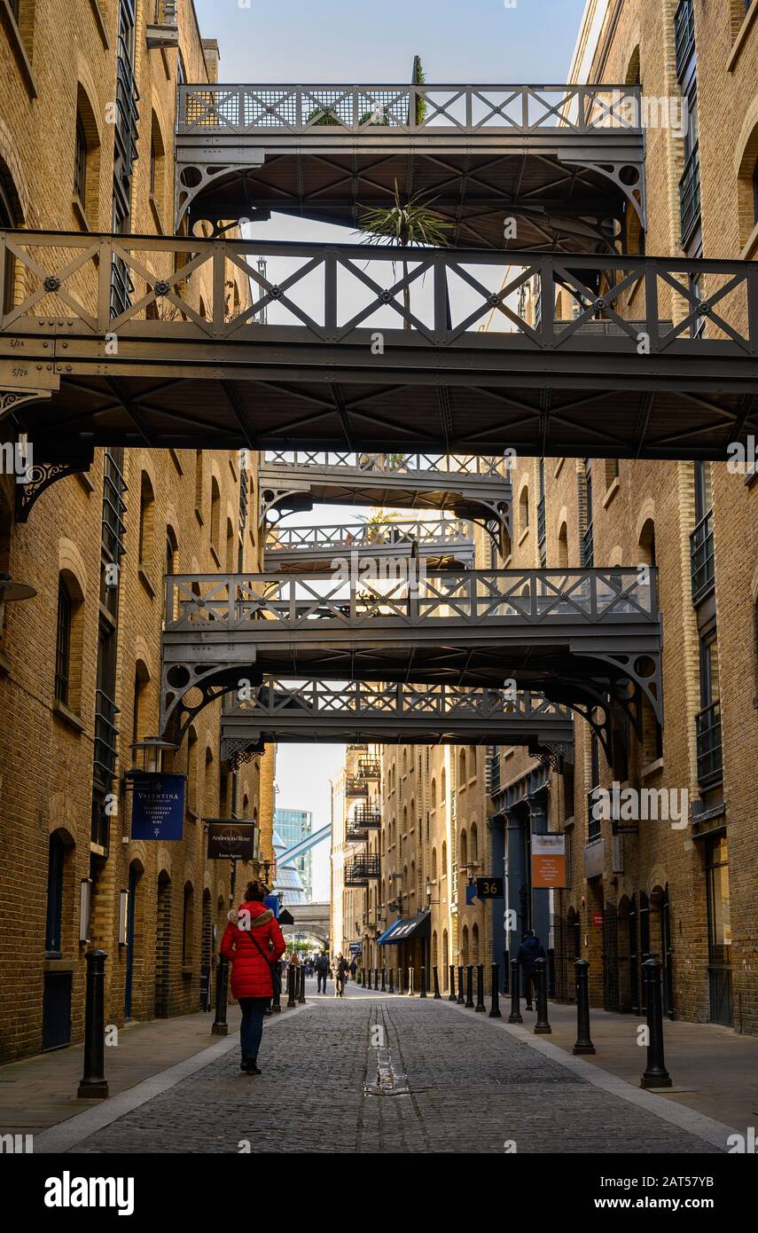 Shad Thames à Londres, Royaume-Uni. La Tamise historique Shad, près du Tower Bridge, est une vieille rue pavée connue pour ses ponts aériens et ses allées restaurés. Banque D'Images