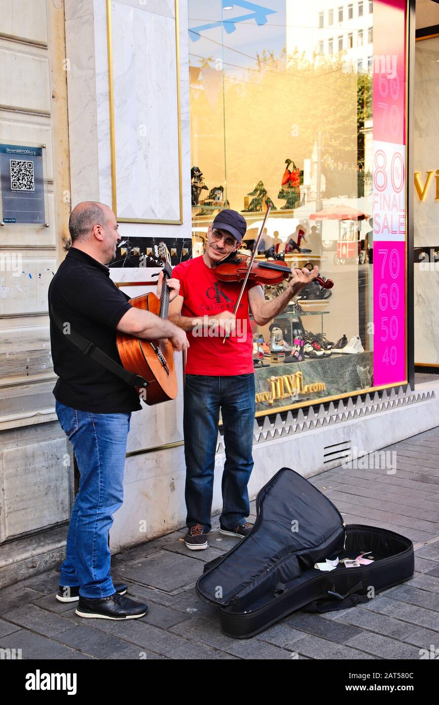 Istanbul, TURQUIE - 16 septembre 2019 : deux musiciens turcs se produisent dans la rue Istiklal. C'est un quartier touristique populaire de la ville. Banque D'Images