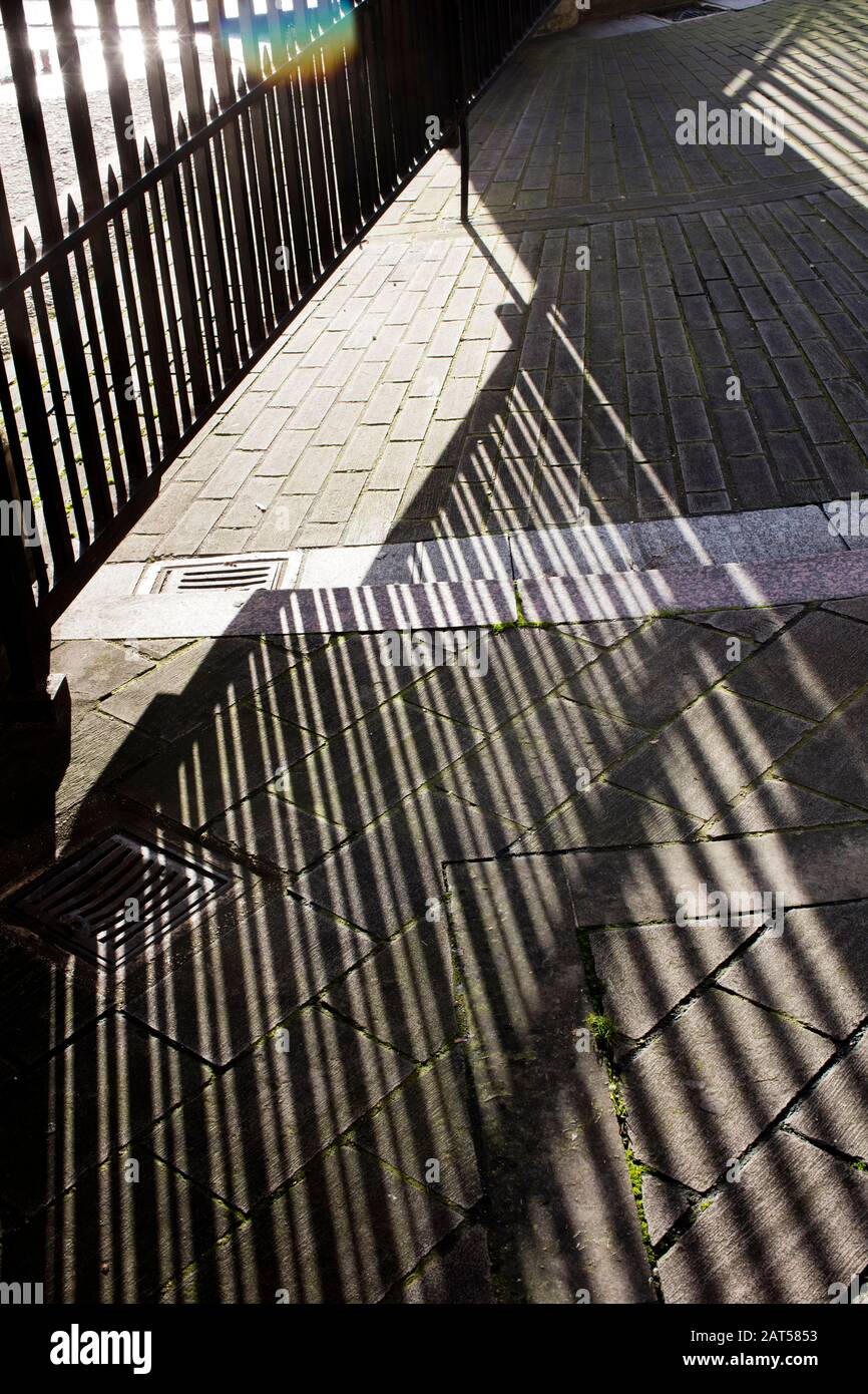 Ombres projetées par des rampes en fer à l'extérieur de Brompton Oratory, Brompton Road, Knightsbridge, Londres. Banque D'Images