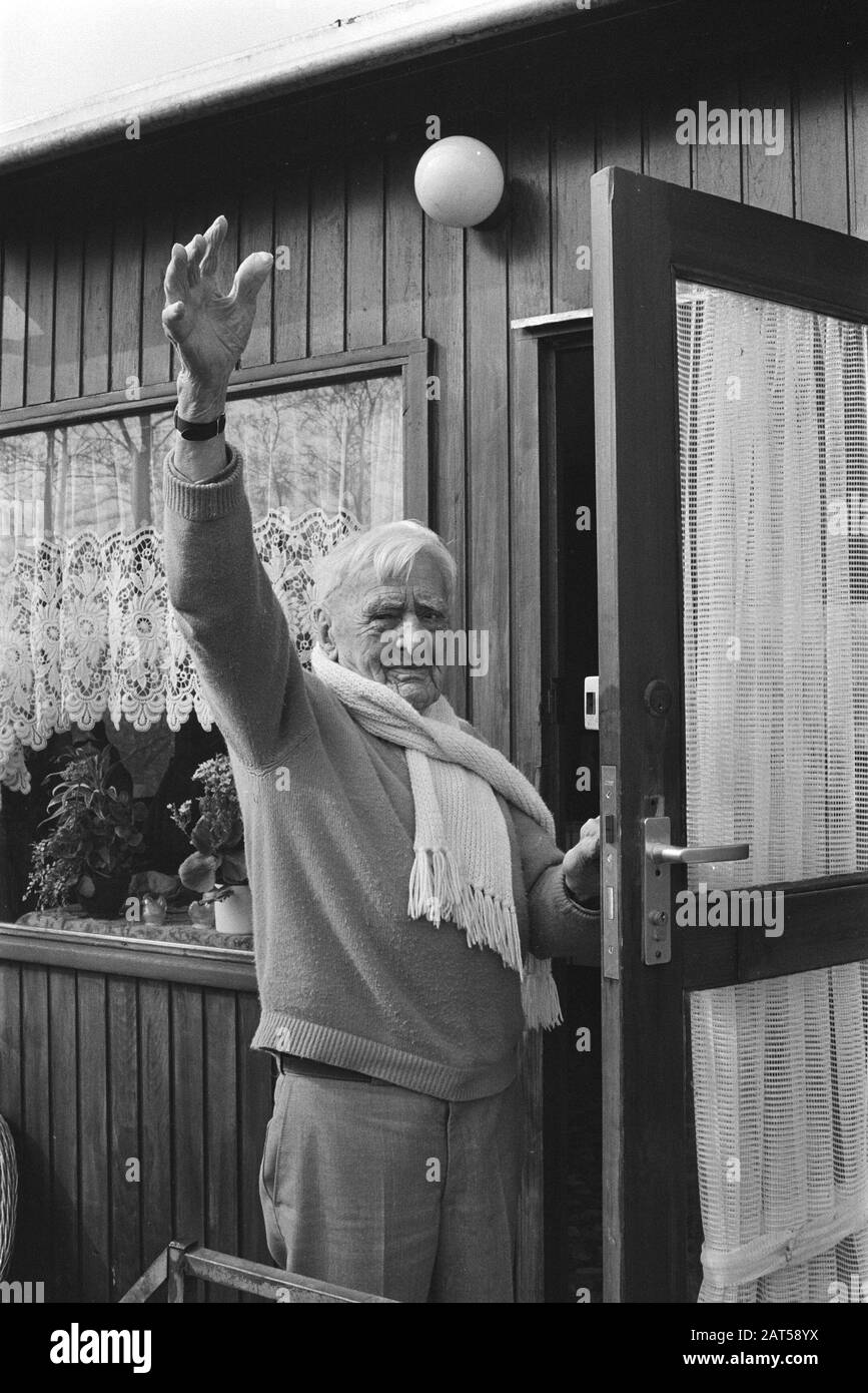 Willem van de Bregge de Mijdrecht a 105 ans; à sa maison mobile, date de clôture: 14 mars 1984 lieu: Mijdrecht mots clés: Personnes âgées, mobile homes Nom personnel: Bregge, Willem van de Banque D'Images