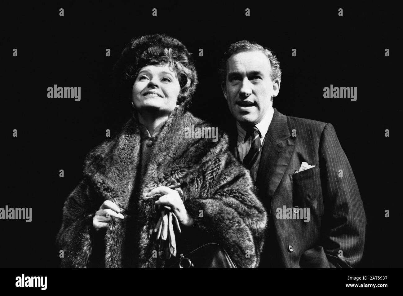 Prunella Scales (comme Coral) et Simon Crolow (comme Guy Burgess) dans UN ANGLAIS À L'ÉTRANGER écrit et dirigé par Alan Bennett au National Theatre (NT), Londres en 1988. Prunella Scales, né en 1932, actrice anglaise, a nommé une CBE en 1992. Banque D'Images