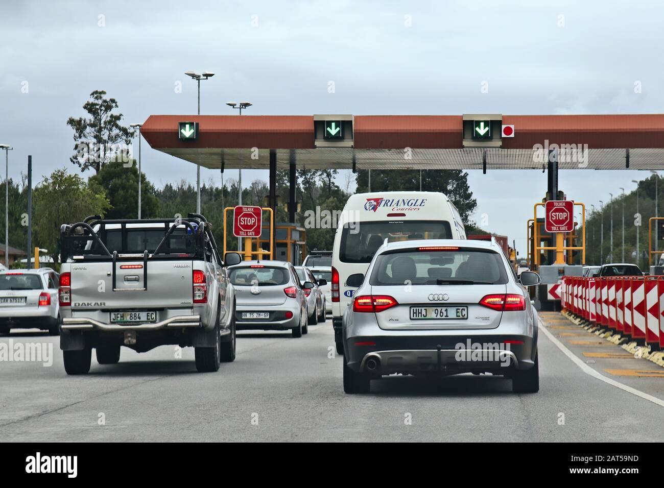 Plettenberg BAY, AFRIQUE DU SUD - 03 janvier 2019 : voitures traversant la porte de péage Tsitsikamma sur la route nationale N-2. Banque D'Images