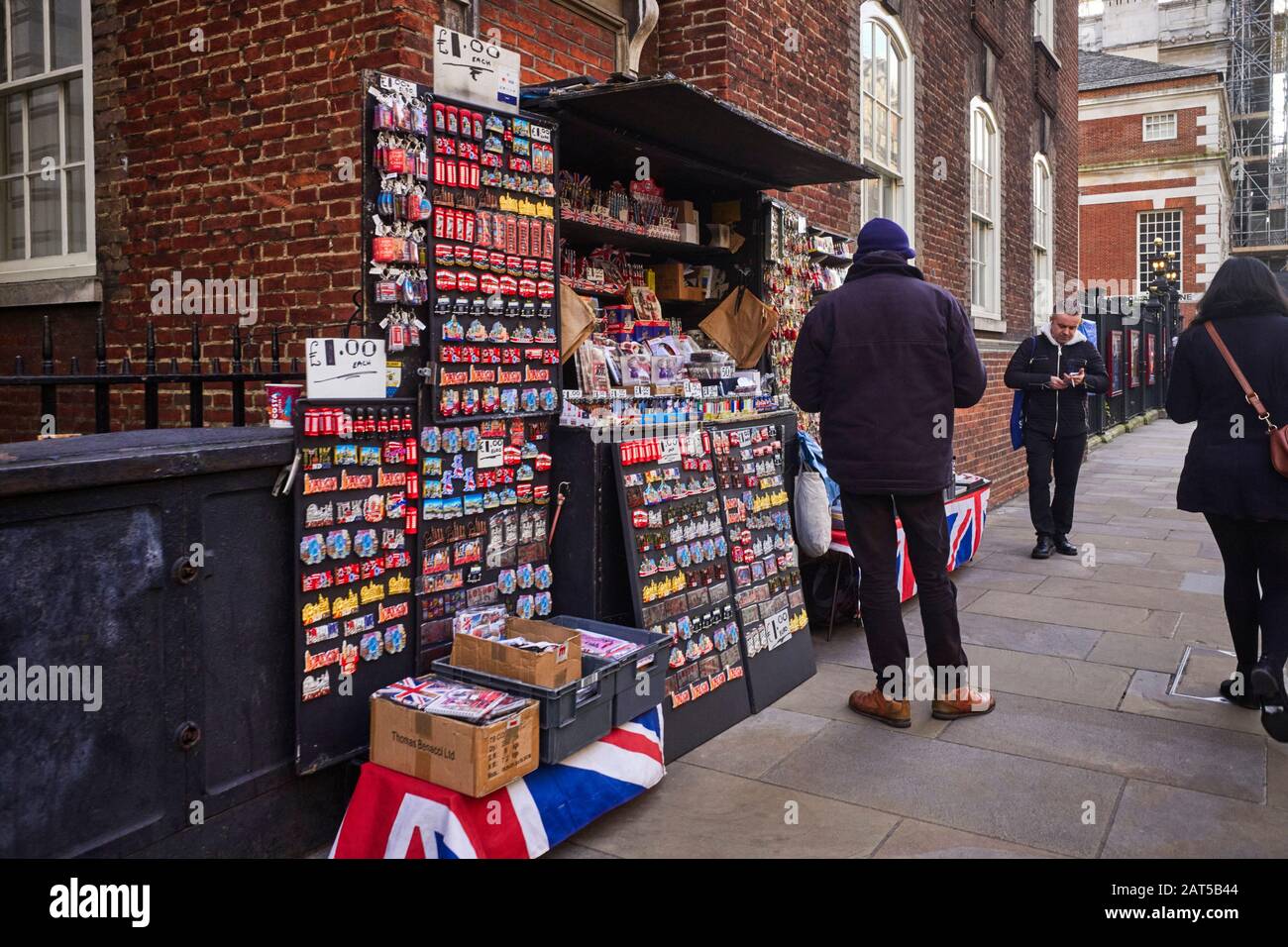 Un vendeur de rue vendant des morceaux et des morceaux touristiques sur la rue à Piccadilly Londres Banque D'Images