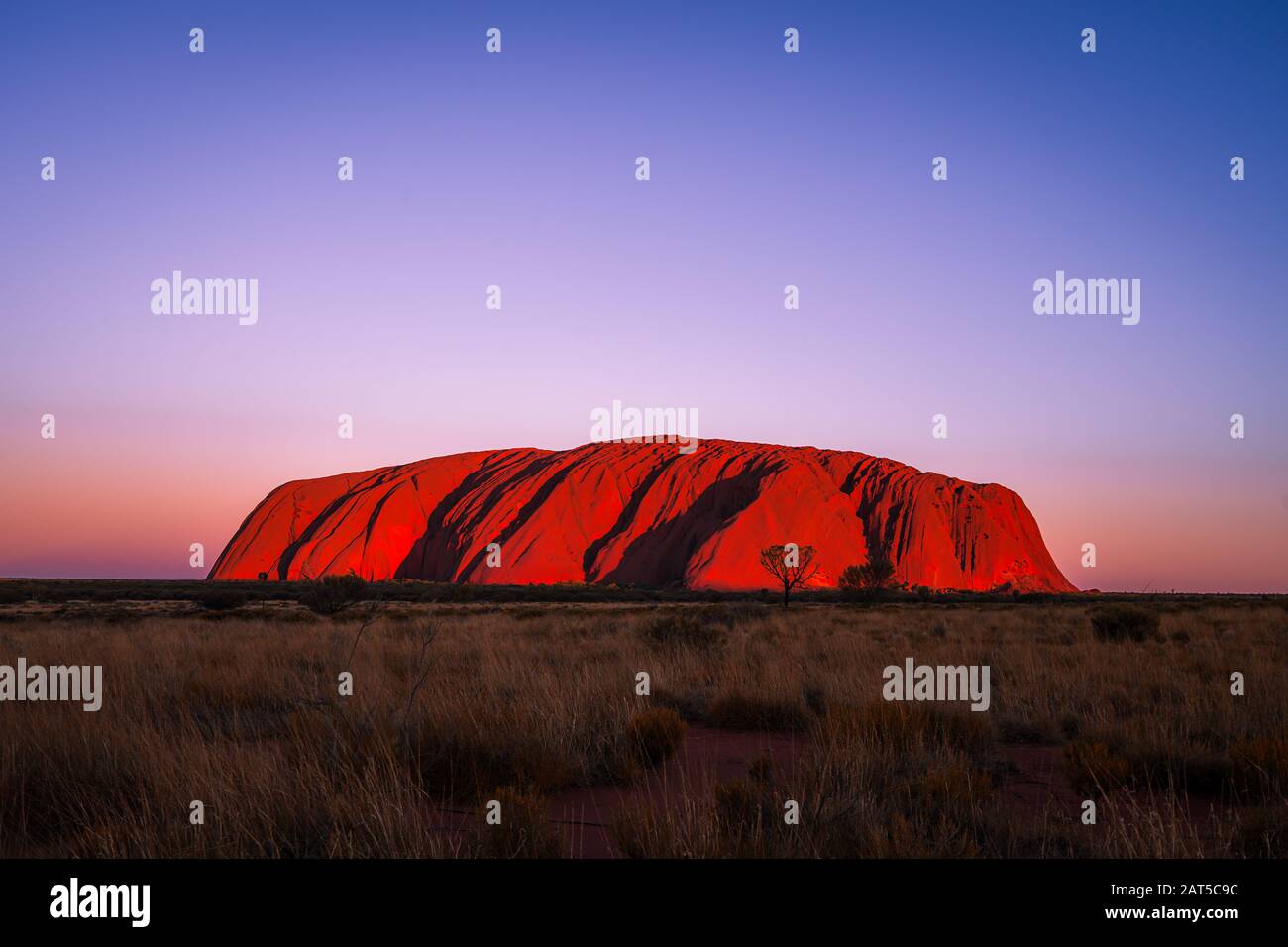 Coucher De Soleil À Uluru, Ayers Rock, Territoire Du Nord, Australie Banque D'Images