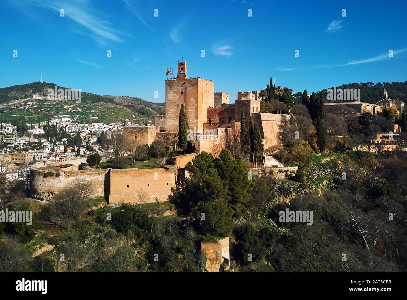 Vue panoramique magnifique sur le château de Grenade entourant les terres et le paysage urbain, l'Alhambra ou le château rouge, situé au sommet de la colline al-Sabika. Espagne Banque D'Images