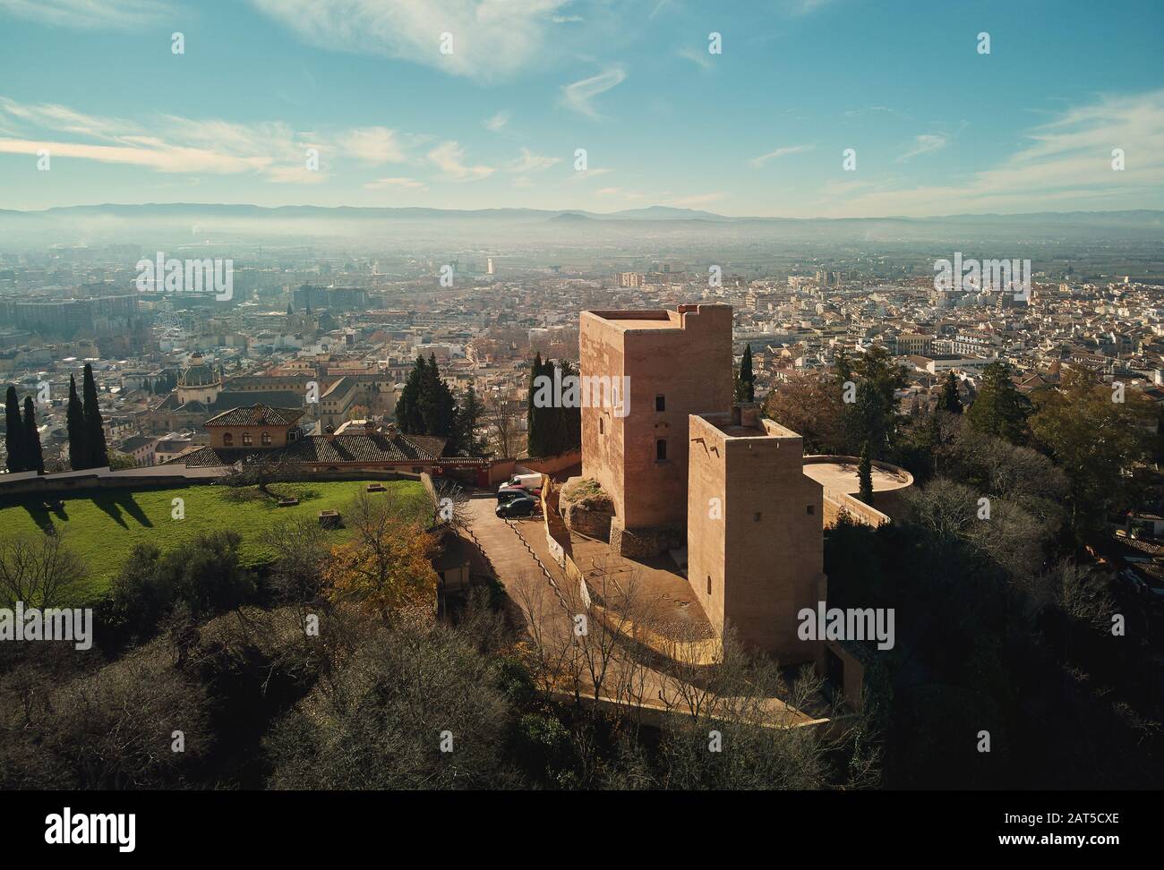 Vue panoramique pittoresque sur le château de Grenade entourant les terres et le paysage urbain, l'Alhambra ou le château rouge, situé au sommet de la colline al-Sabika. Espagne Banque D'Images