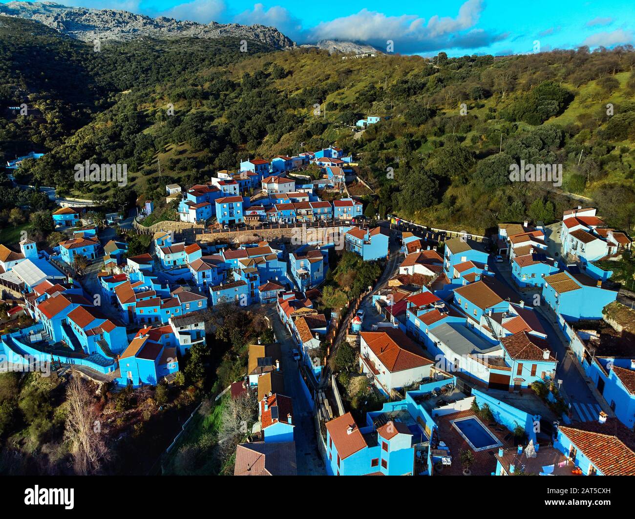 Photo aérienne Júzcar ville remarquable place toutes les maisons résidentielles peintes couleur bleue, Valle del Genal, Serrania de Ronda, Málaga. Andalousie, Espagne Banque D'Images