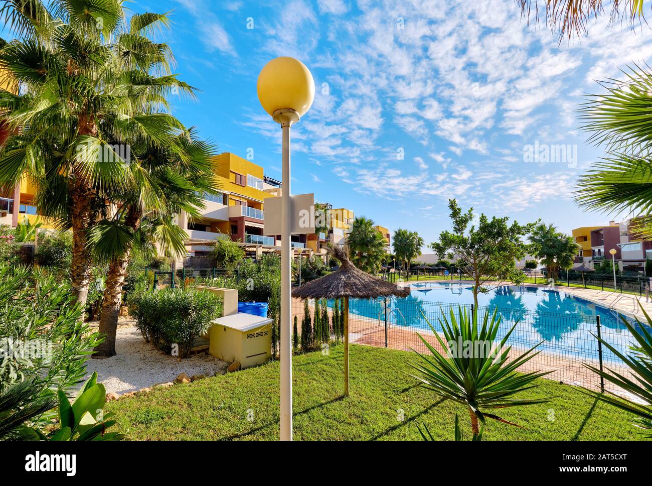 Torrevieja, Espagne - 4 novembre 2019: Extérieur de style moderne nouveaux appartements avec piscine zone confortable, nouvelle propriété, prêt hypothécaire concept, Espagne Banque D'Images