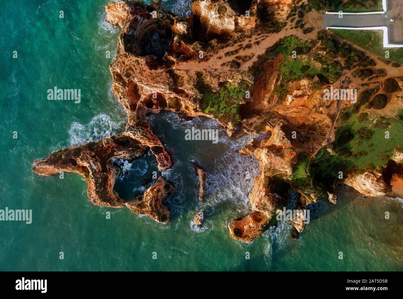 Vue photo aérienne Pointe de Ponta da Piedade avec groupe de formations rocheuses falaises jaunes-dorées le long de la côte calcaire, Lagos, Portugal Banque D'Images