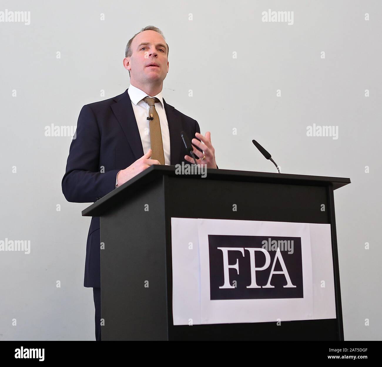 Dominic Raab a assisté à un briefing exclusif avec les membres de l'APF et a fait quelques remarques d'ouverture au dossier ainsi que de répondre aux questions du dossier . Après la rencontre avec l'association de presse étrangère au Royaume-Uni , il est allé rencontrer le secrétaire d'État américain Mike Pompeo ... Banque D'Images