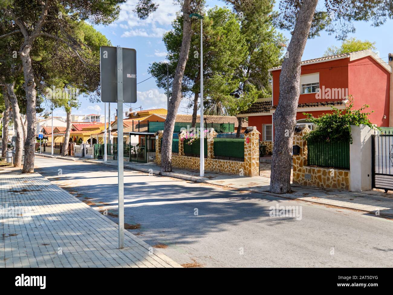 La Marina vide rue et route, village côtier, Elche, province d'Alicante en Espagne, Costa Blanca, Espagne Banque D'Images